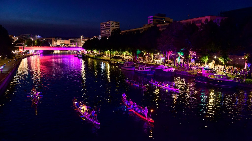 Viele Besucher auf dem Saarspektakel während der Mondscheinfahrt der Drachenboote