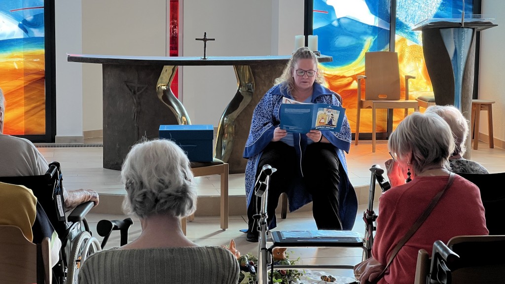 Andrea Hackspiel liest Märchen in der Seniorenresidenz Am Staden vor.