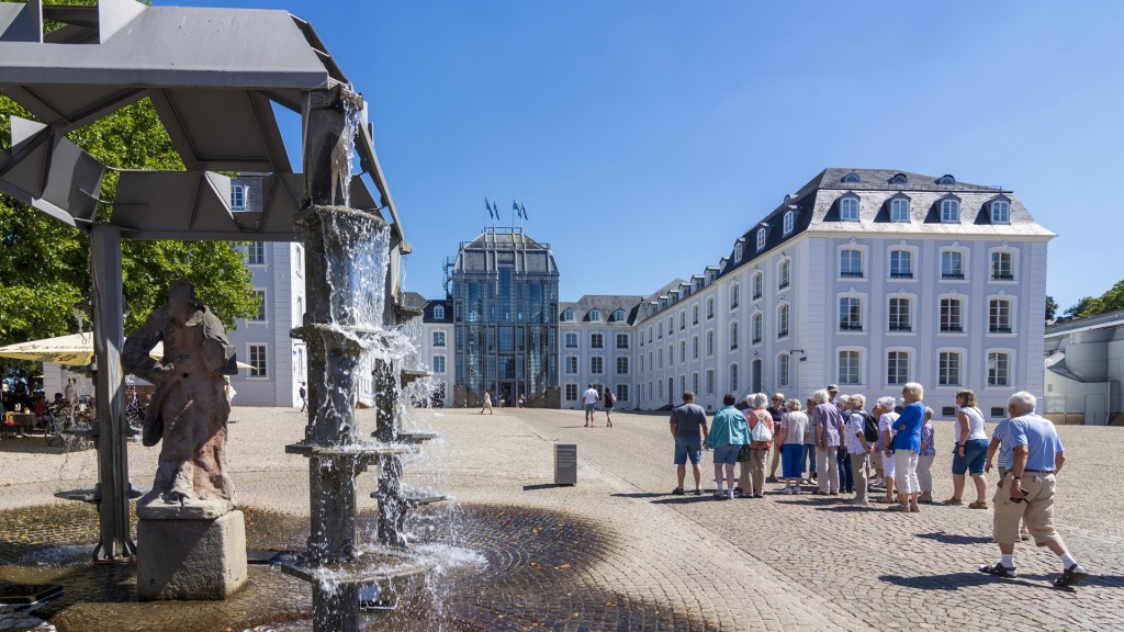 Eine Besuchergruppe auf den Platz vor dem Saarbrücker Schloss.