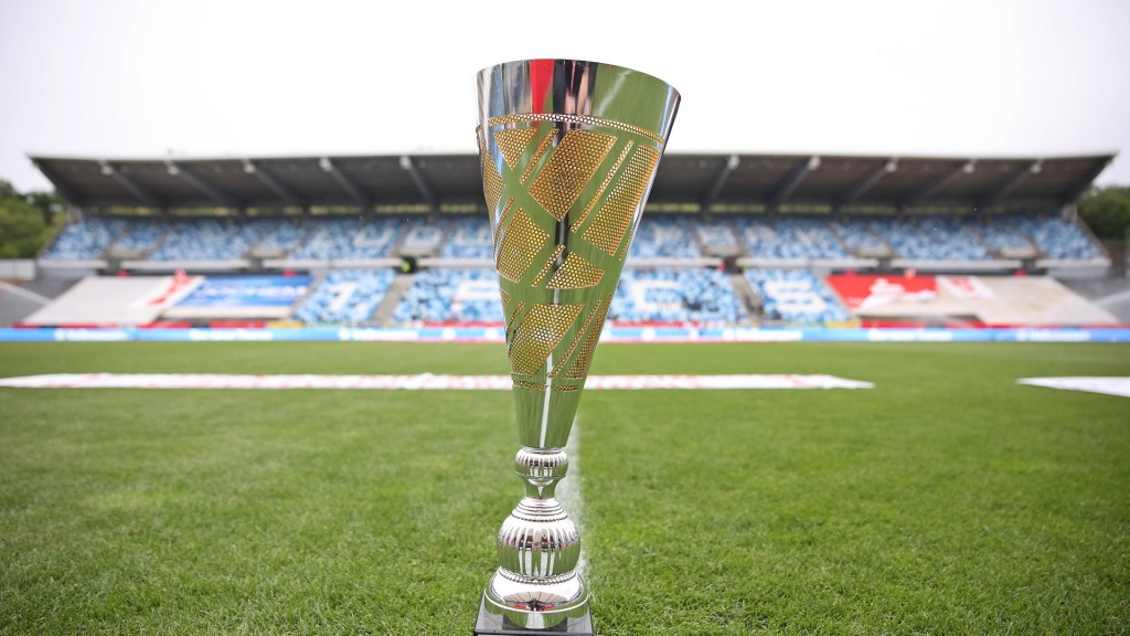 Saarlandpokal, Trophäe steht auf dem Rasen im Stadion