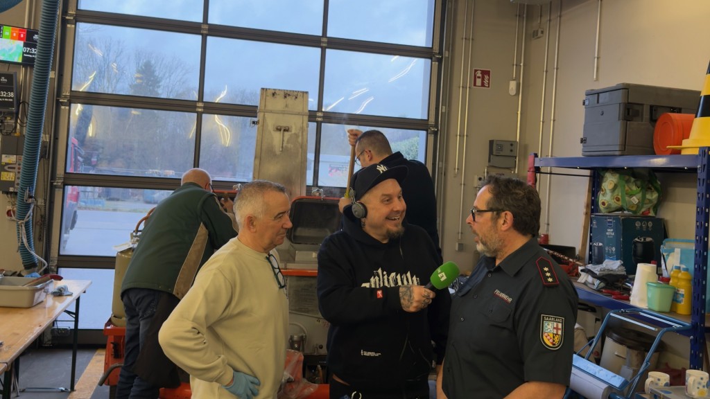 Bei den Vorbereitungen zum Grünkohl-Essen im Warndt