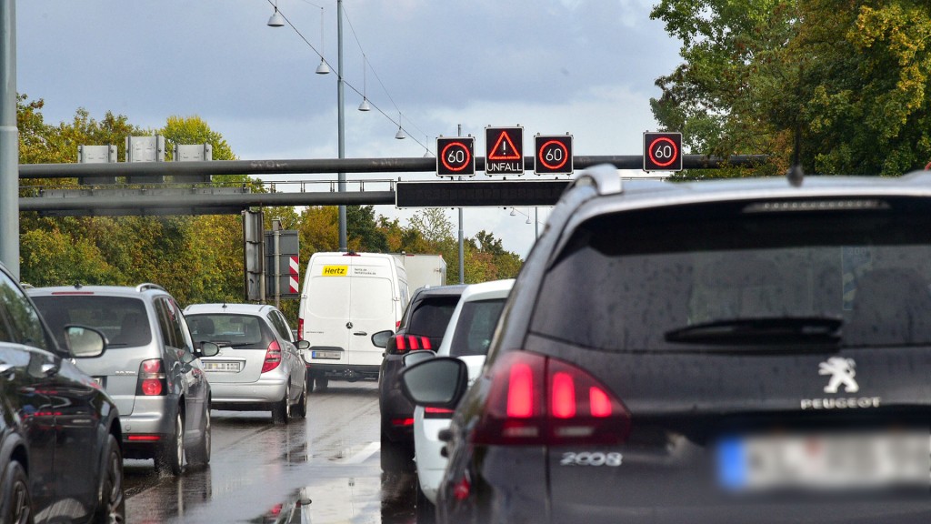 Autos stauen sich nach einem Verkehrsunfall auf der Saarbrücker Stadtautobahn A 620
