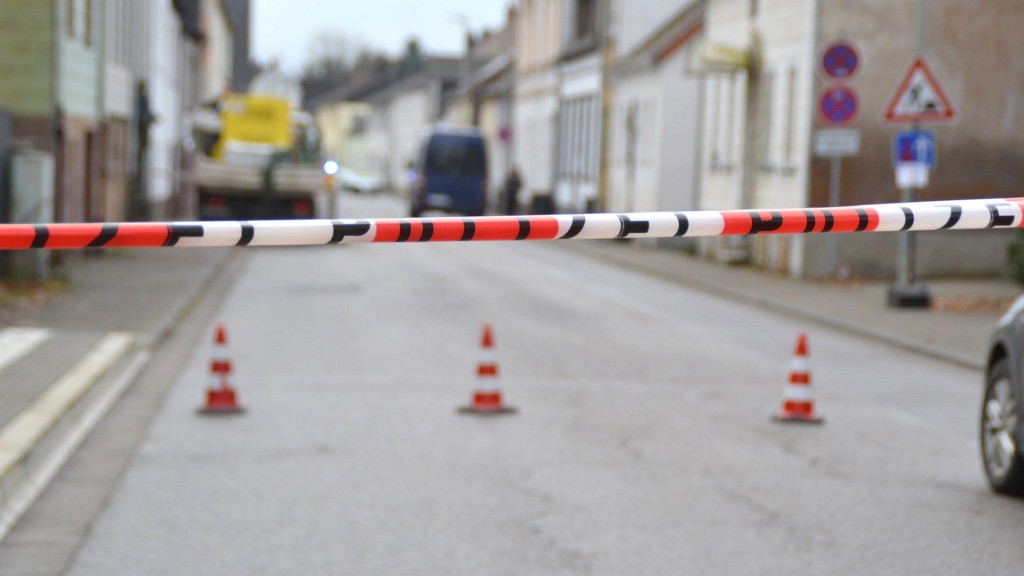 Absperrung der Polizei und Spurensicherung am Tatort in Bexbach