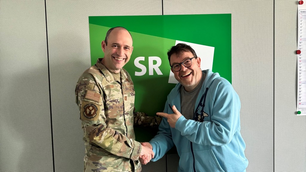 Captain Michael Flynn, Dirigent der USAFE und Moderator Christian Job 