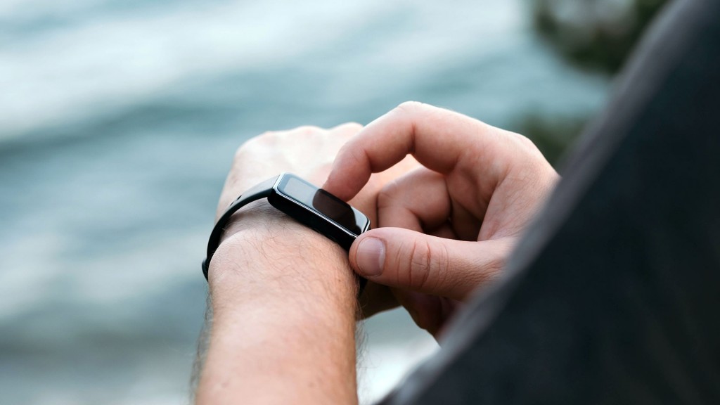 Jemand bedient eine Smartwatch am Handgelenk