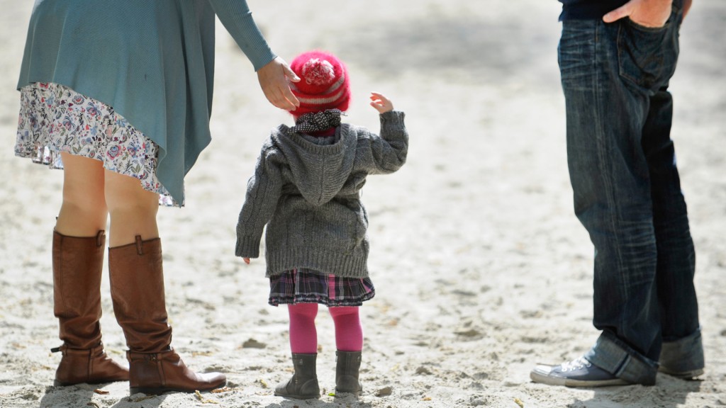 Ein Kind mit seinen Eltern.