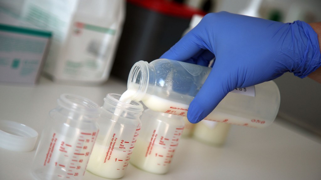 Eine medizinische Fachkraft bereitet Baby-Fläschchen mit Muttermilch vor