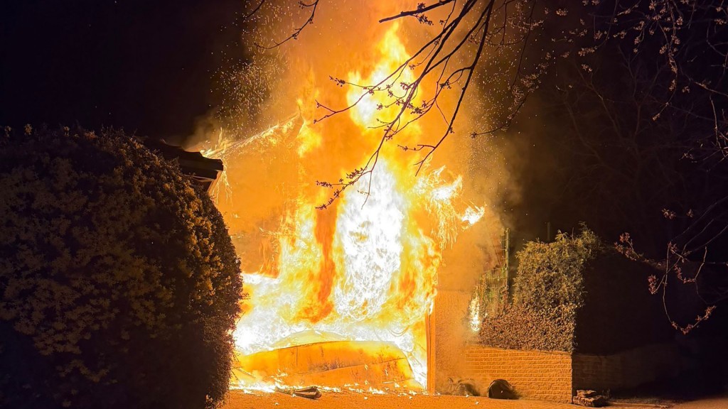 Fahrzeugbrand in Garage