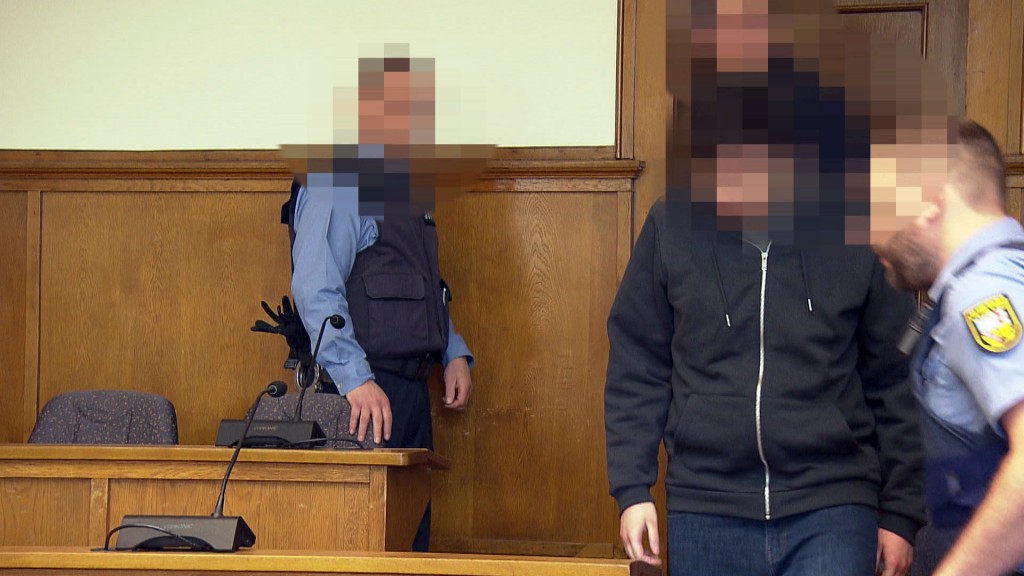 Der Angeklagte im Fall des erschossenen Polizisten in Völklingen sitzt neben seinem Verteidiger vor Gericht