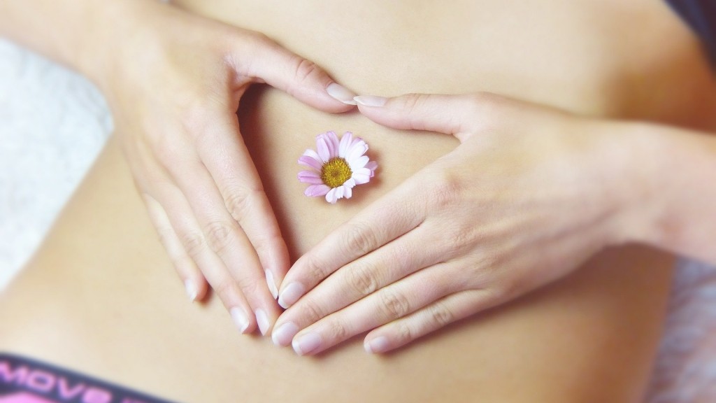 Eine Frau hält sich den Bauch