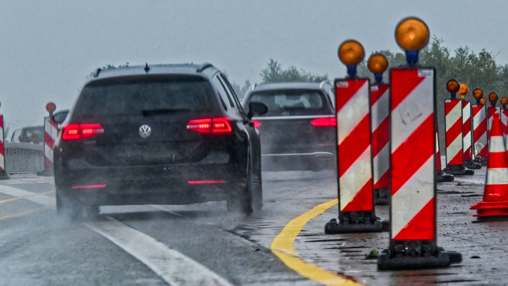Symbolbild. Baustelle, Behinderungen auf der Autobahn. Verengte Fahrbahn mit Warnbarken.