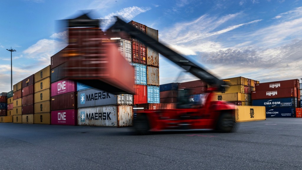 Waren-Container stehen auf dem Lagerplatz einer Spedition.
