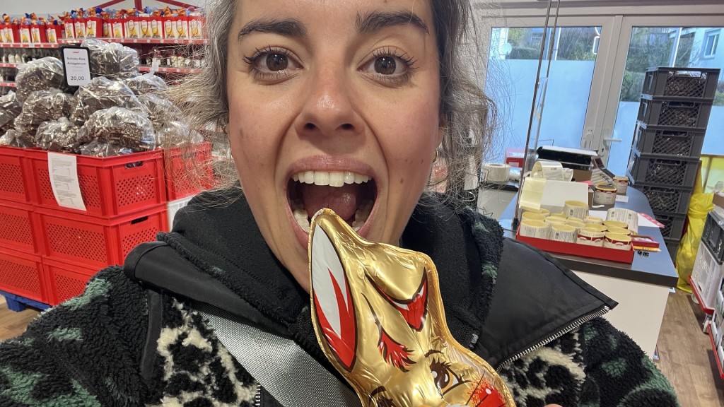 Simin Sadeghi mit einem Osterhasen aus Schokolade.