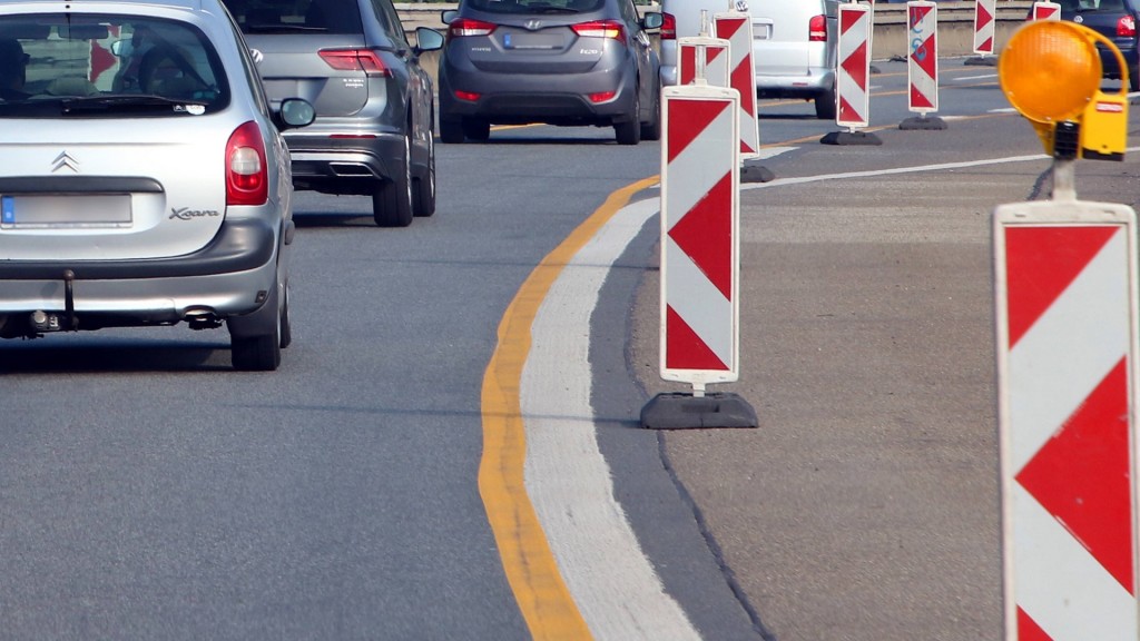 Gesperrte Abfahrt auf einer Autobahn. Barken stehen an der Fahrbahnseite.