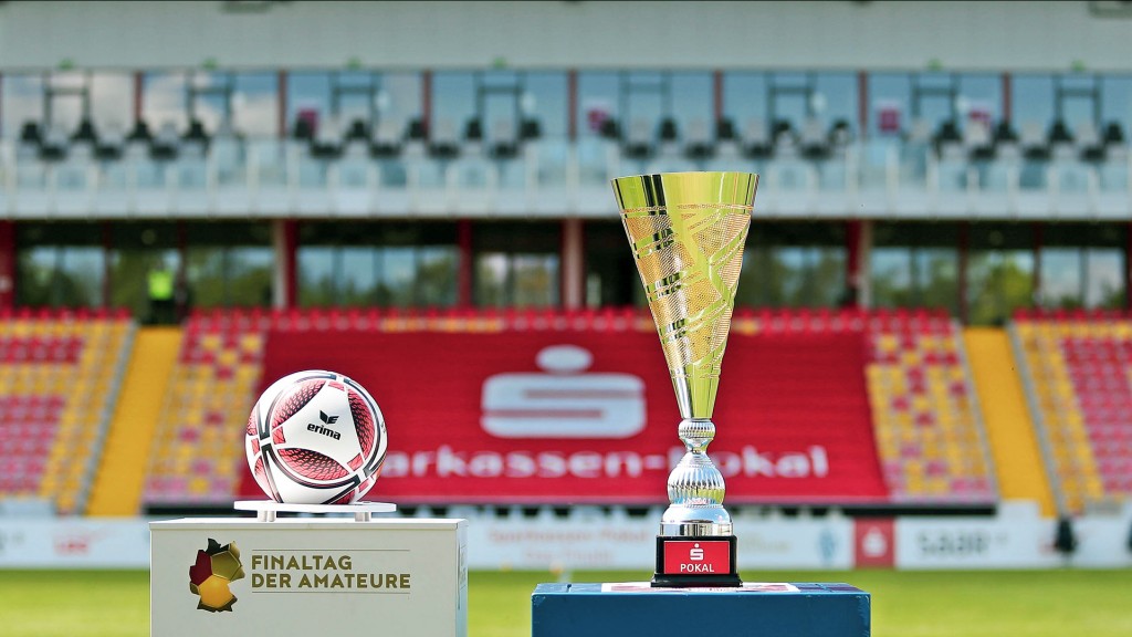 Symbolbild: Spielball und Trophäe, Pokal vom Saarlandpokal