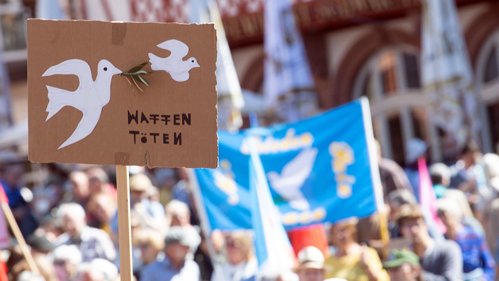 Foto: Demonstrierende bei einem Ostermarsch für den Frieden