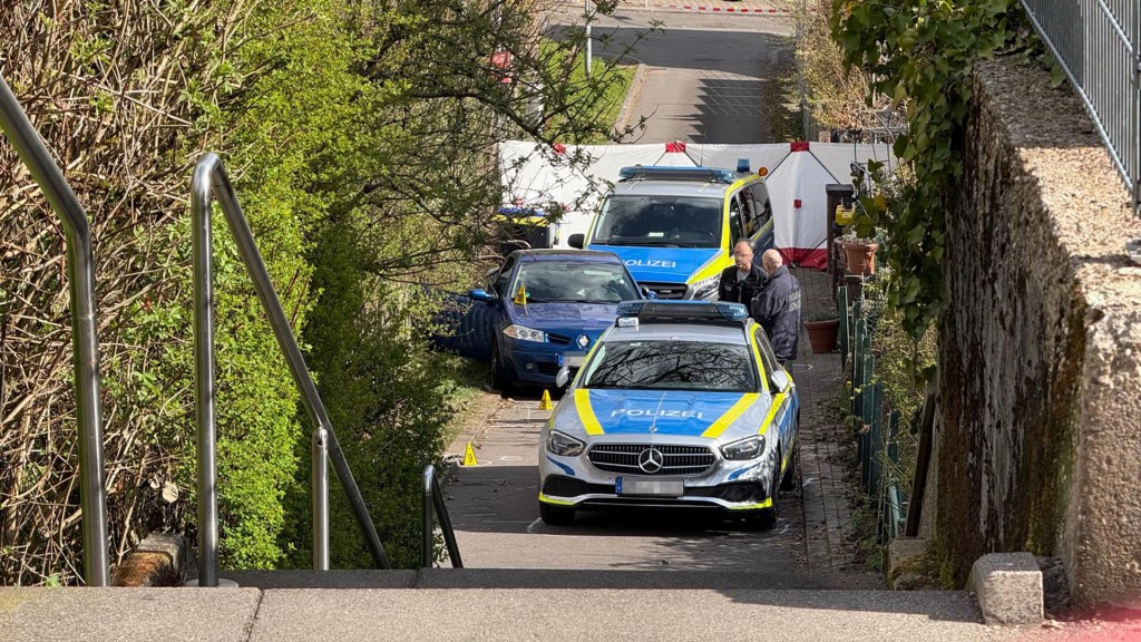 Nach den tödlichen Schüssen ist der Tatort in Herrensohr am Sonntagmorgen noch für die Ermittlungen abgesperrt.