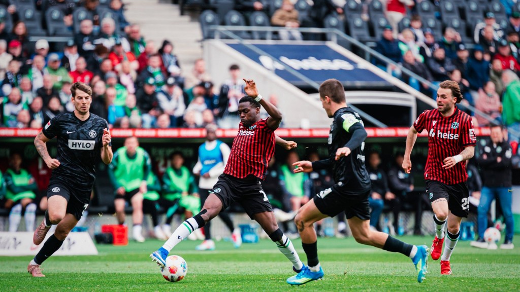 Spielszene zwischen Hannover 96 und der SV Elversberg