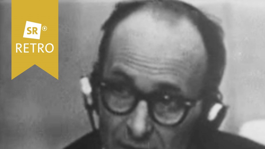 Nahaufnahme von Adolf Eichmann mit Kopfhörern im Gerichtssaal
