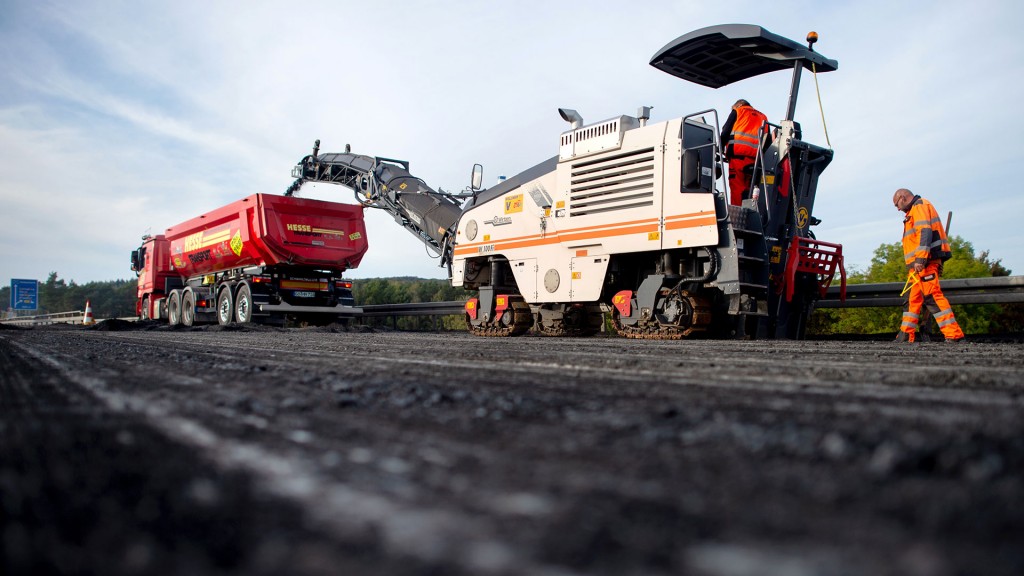 Symbolbild: Straßenbauarbeiten, die Asphaltdecke wird abgefräst