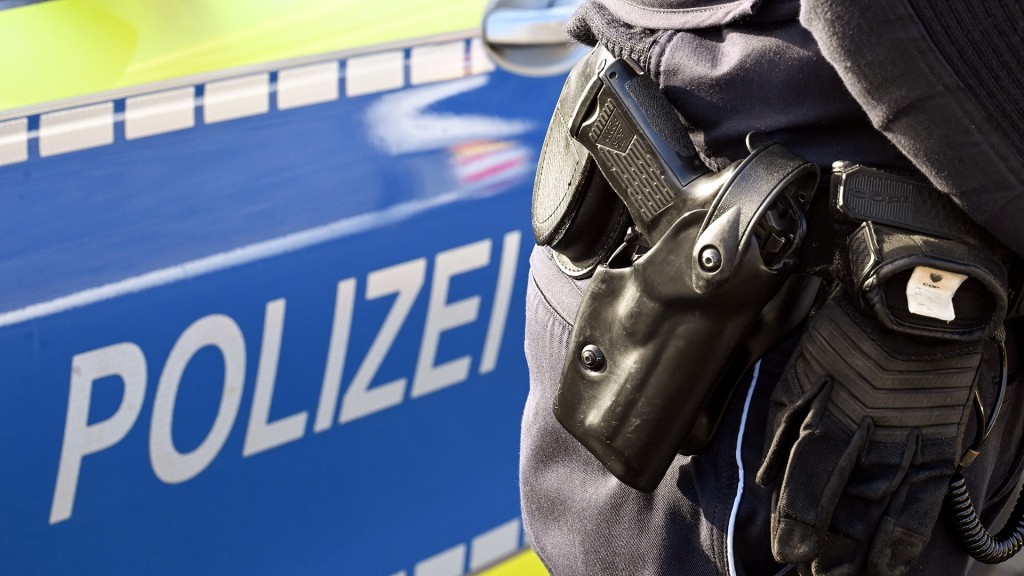 Dienstwaffe am Gürtel eines Polizeibeamten
