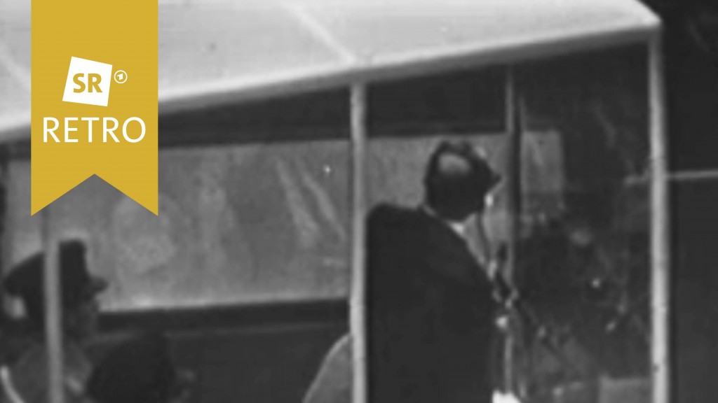 Adolf Eichmann im Glaskasten im Gerichtssaal in Jerusalem