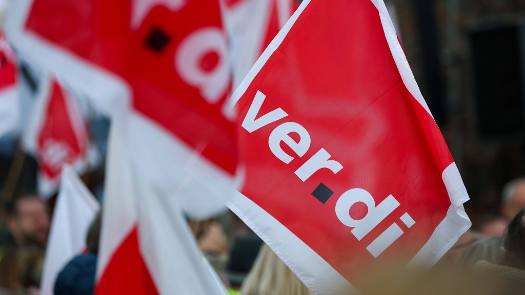 Verdi-Fahnen werden nach oben gehalten.