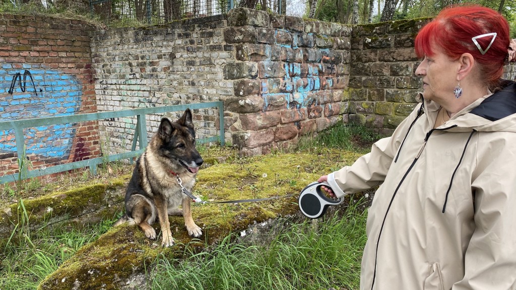 Sabine Nowack und Schäferhündin Elfe.