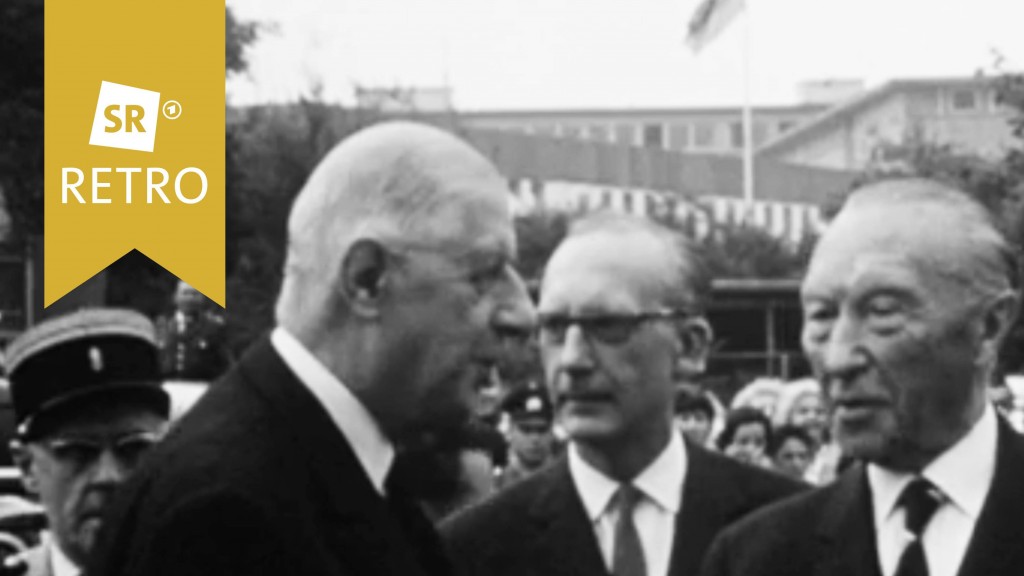 Charles de Gaulle (l.) und Konrad Adenauer (r.) geben sich die Hand