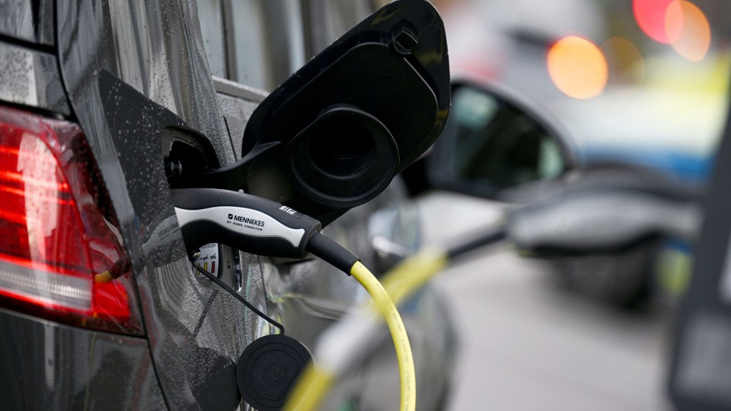 Ein E-Auto wird geladen