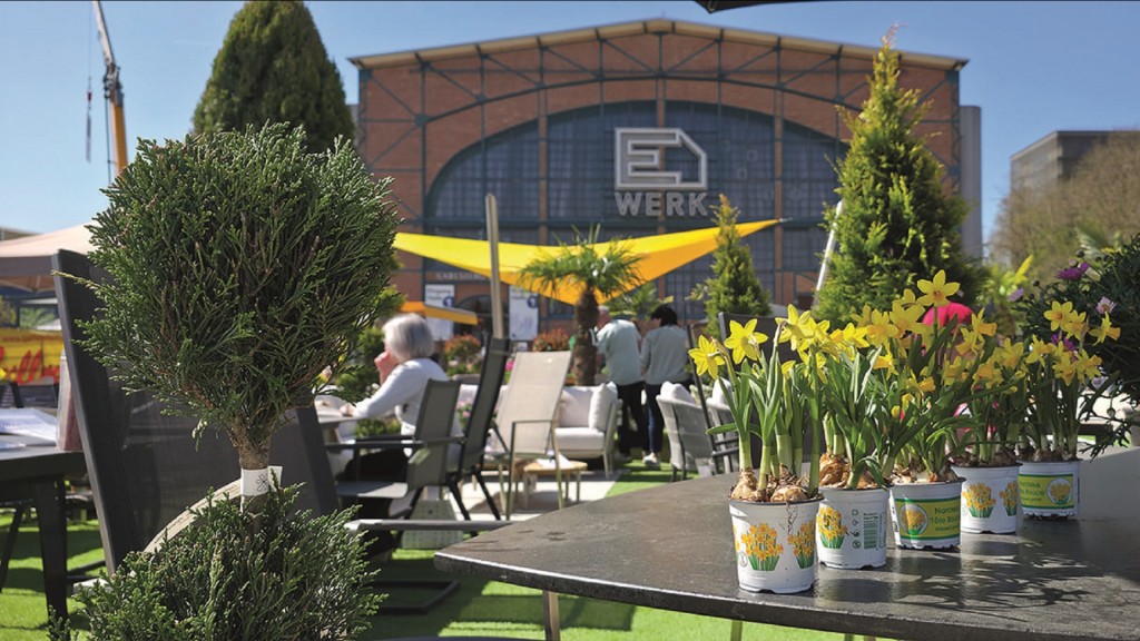 Haus & Garten Messe. E-Werk mit Blumen im Vordergrund.
