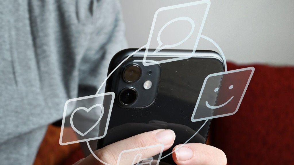 Ein Teenager schreibt und bekommt Nachrichten auf dem Smartphone.