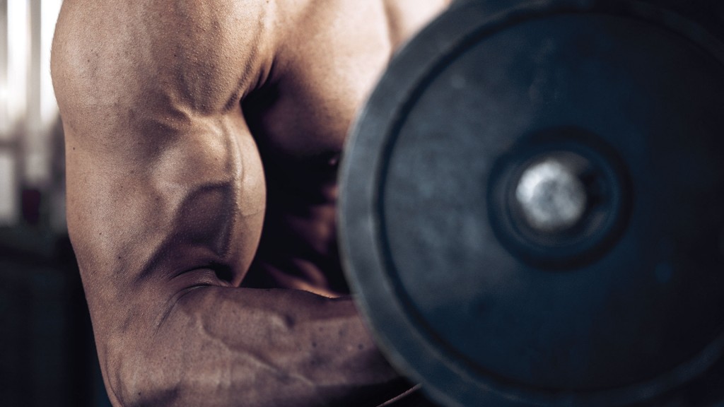 Oberkörperfreier männlicher Bodybuilder mit schweren Hanteln