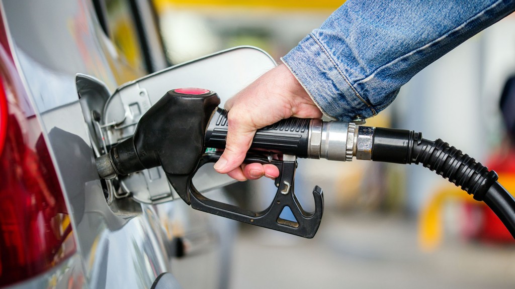 Mann beim Betanken seines Autos
