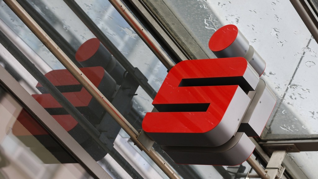 Foto: Das Logo der Sparkasse an einer Außenfassade