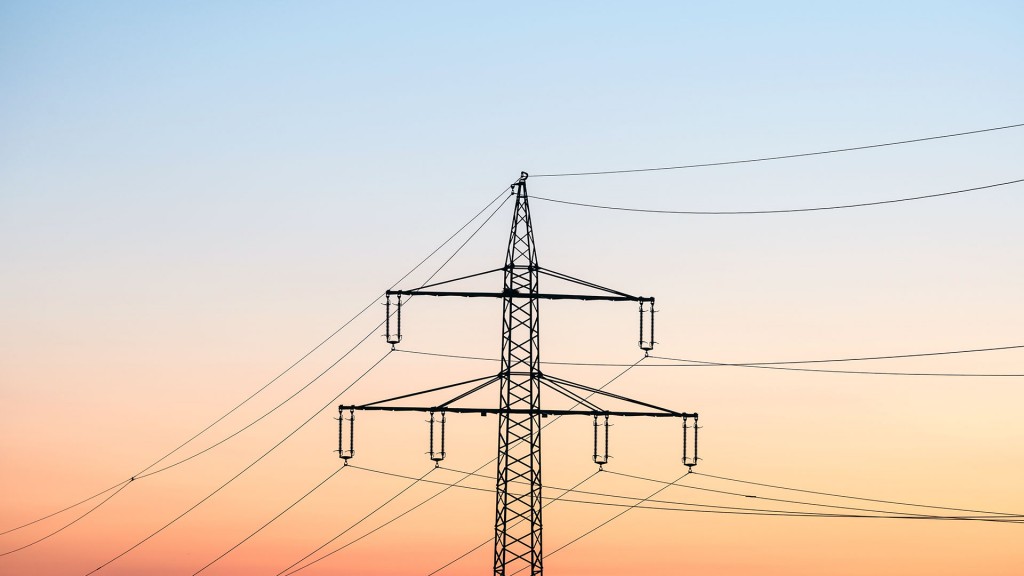 Foto: Strommast mit Überlandleitungen bei Sonnenaufgang