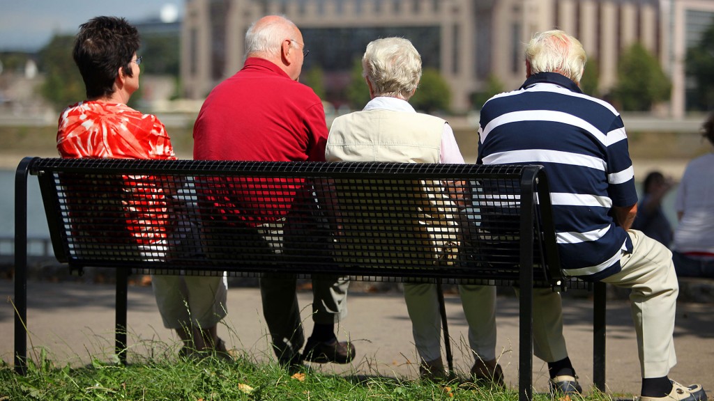 Senioren sitzen auf einer Parkbank