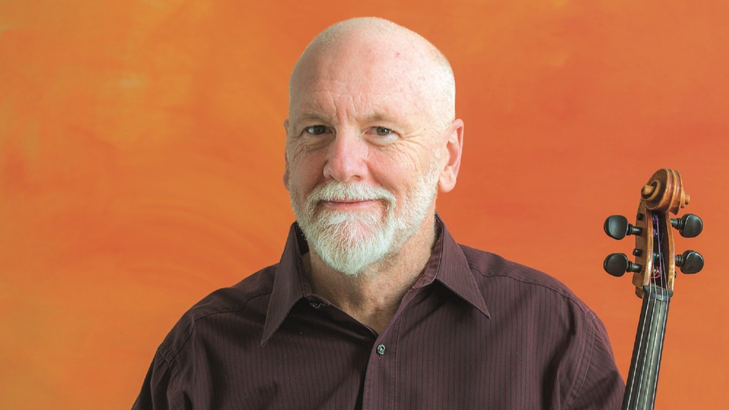 Der Dirigent Brett Dean mit einer Viola