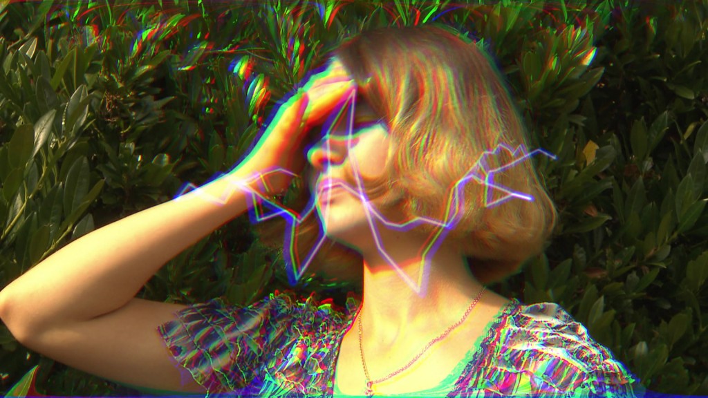 Junge Frau hat Schmerzen am ganzen Kopf