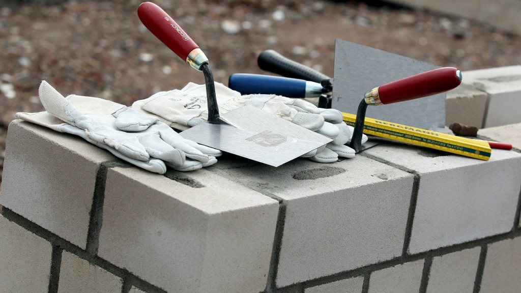 Maurerwerkzeug auf einer frisch aufgebauten Mauer