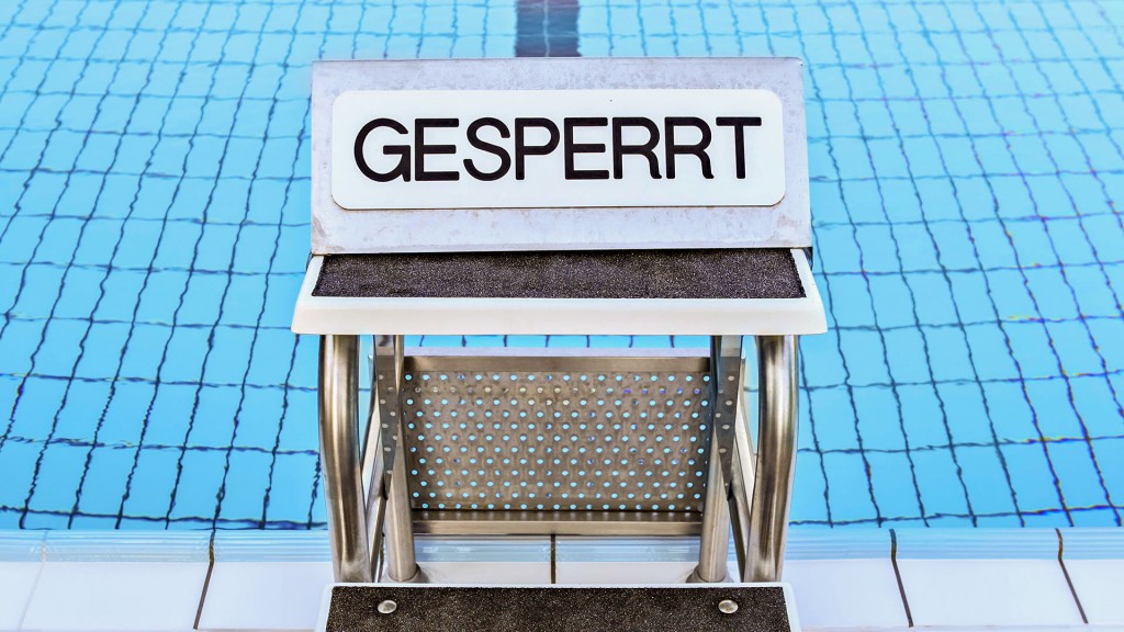 Ein Gesperrerter Startblock in einem menschenlehren Freibad