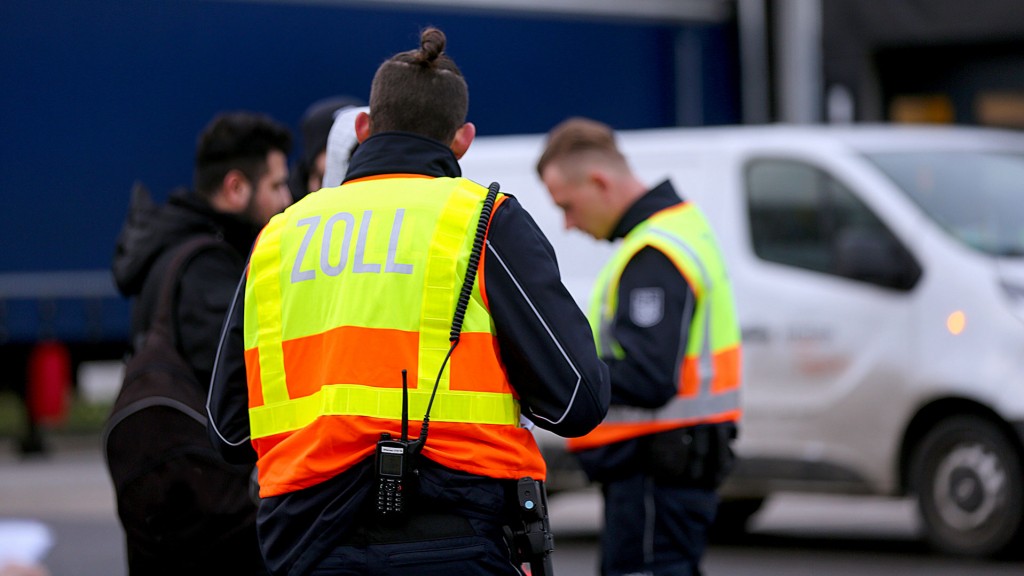 Mitarbeiter des Zoll kontrollieren Fahrer eines Paketdienstleisters