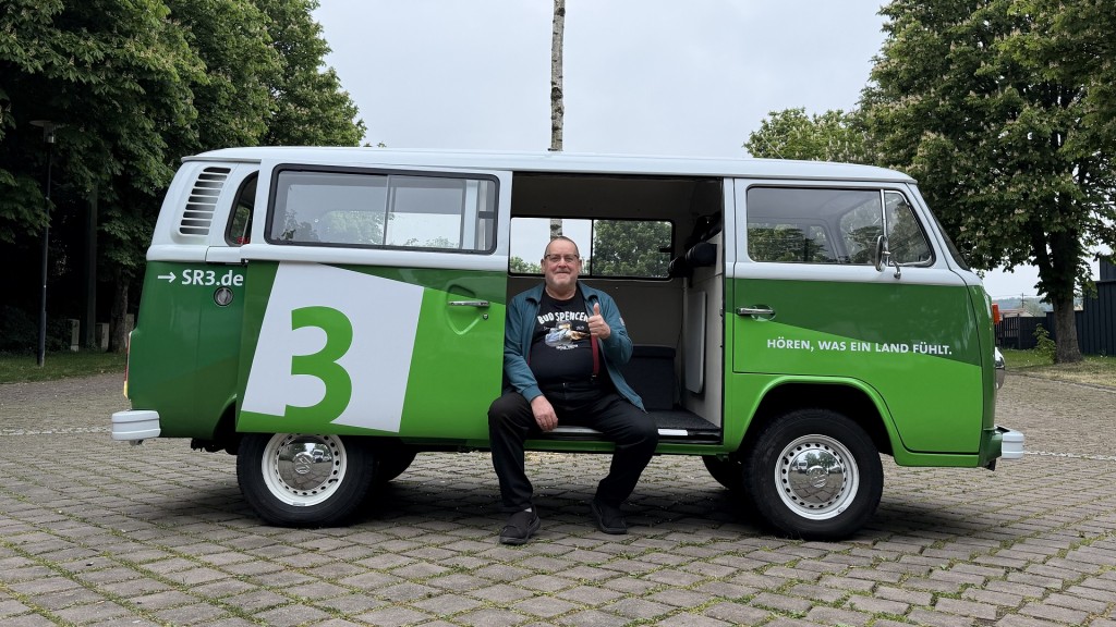 Busfahrer Jürgen Risch im GuMo-Mobil von SR 3 Saarlandwelle