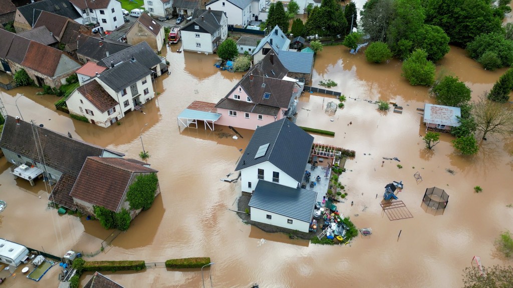 In der Gegend um Blieskastel stehen am Samstag, 18.05.2024, zahlreiche Häuser unter Wasser.