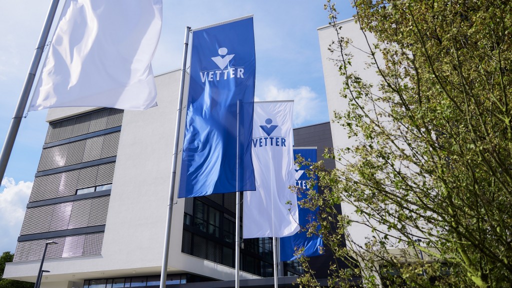 Foto: Das Firmenlogo der Vetter GmbH vor der Unternehmenszentrale in Ravensburg