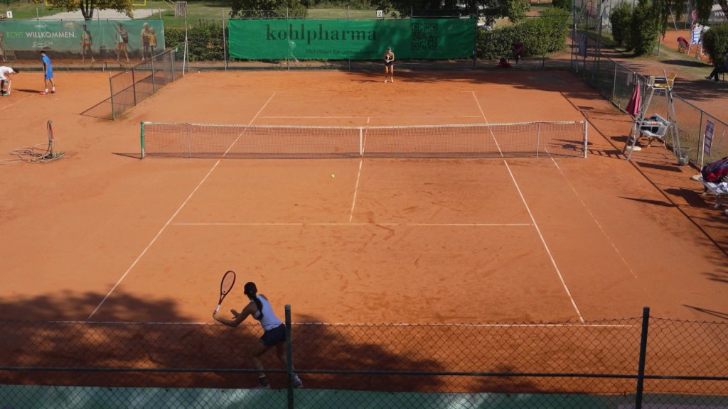Foto: Zwei Tennisspielerinnen beim Ballwechsel