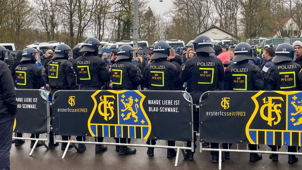 Foto: Polizei-Einsatz am Rande eines Fußballspiels des 1. FC Saarbrücken