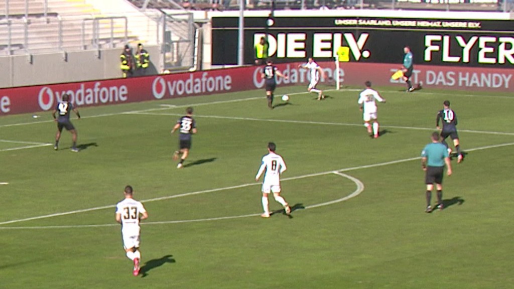 Spieler der SV Elversberg auf dem Spielfeld. 