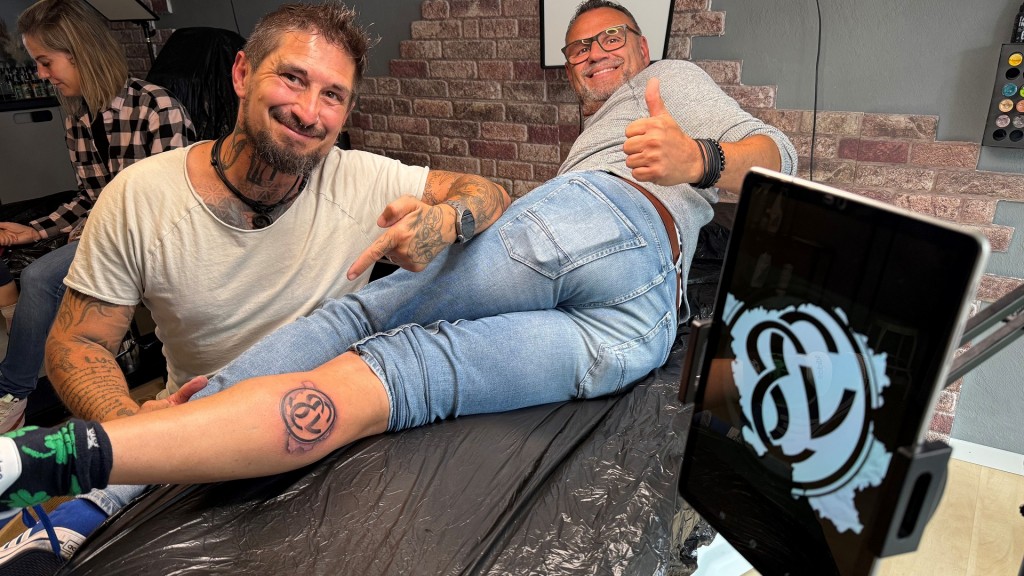 SVE-Fan Andreas aus Altenwald beim Tattoostudio