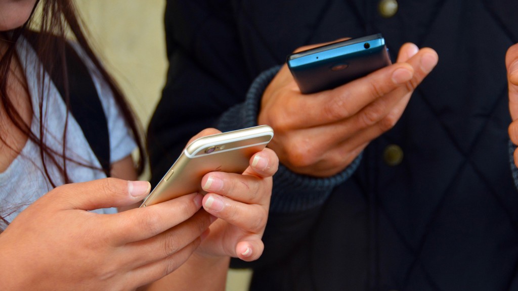 Zwei Personen mit Smartphones in den Händen